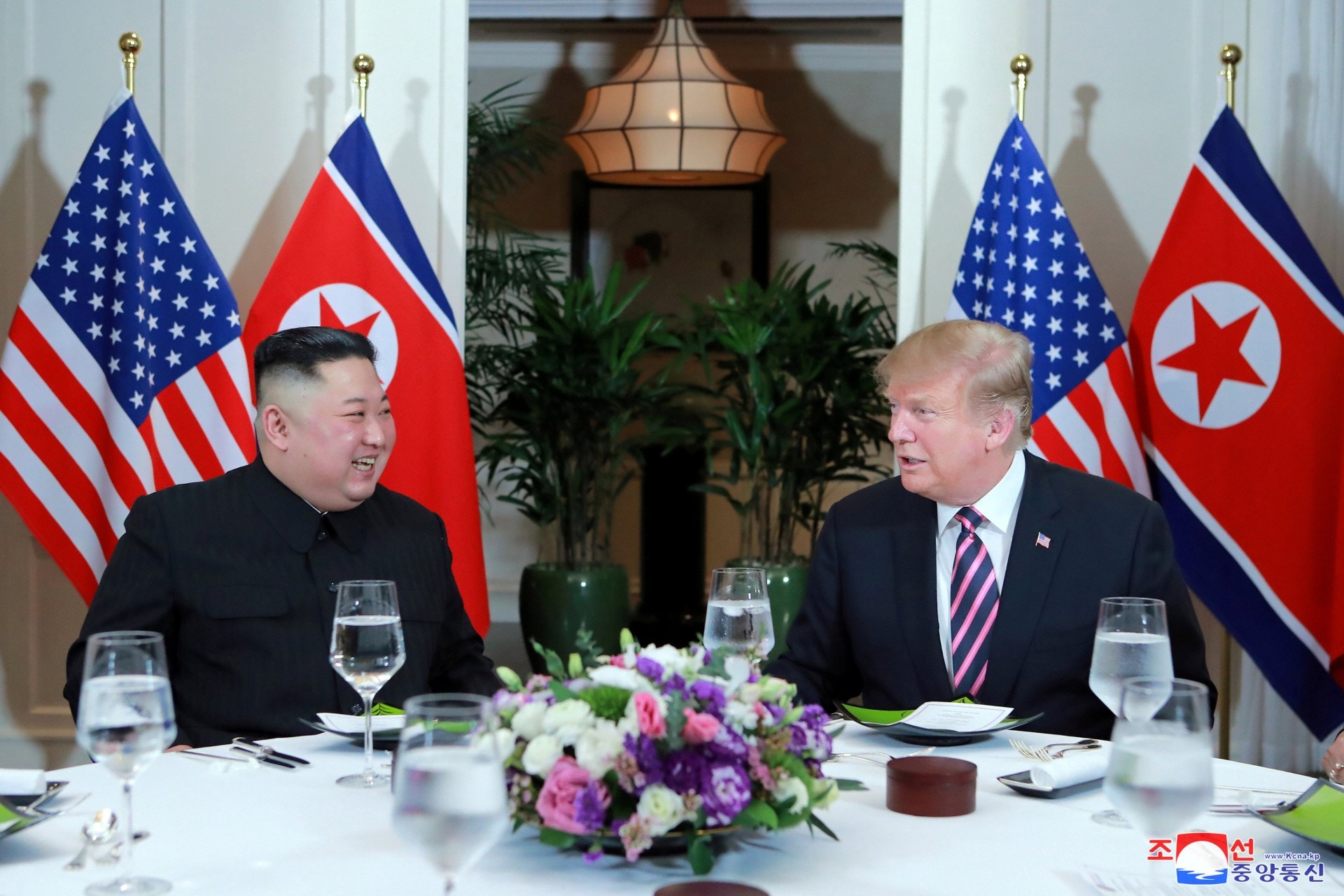 特朗普與金正恩二人於2月27日會面並共同用餐，期間兩人臉上都充滿笑容，氣氛融洽。（路透社）