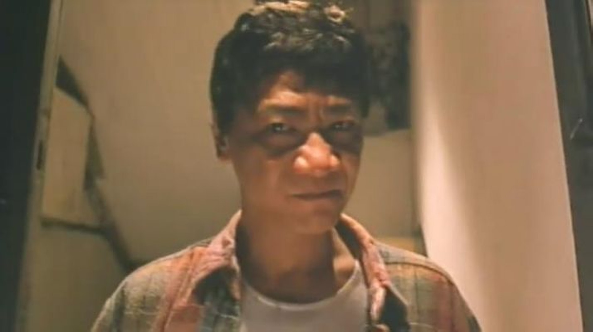 何家駒在《替天行道之殺兄》 中喪盡天良,迫使吳岱融要「替天行道」殺死他。(影片截圖) 何家駒在《替天行道之殺兄》 中喪盡天良,迫使吳岱融要「替天行道」殺死他。(影片截圖)