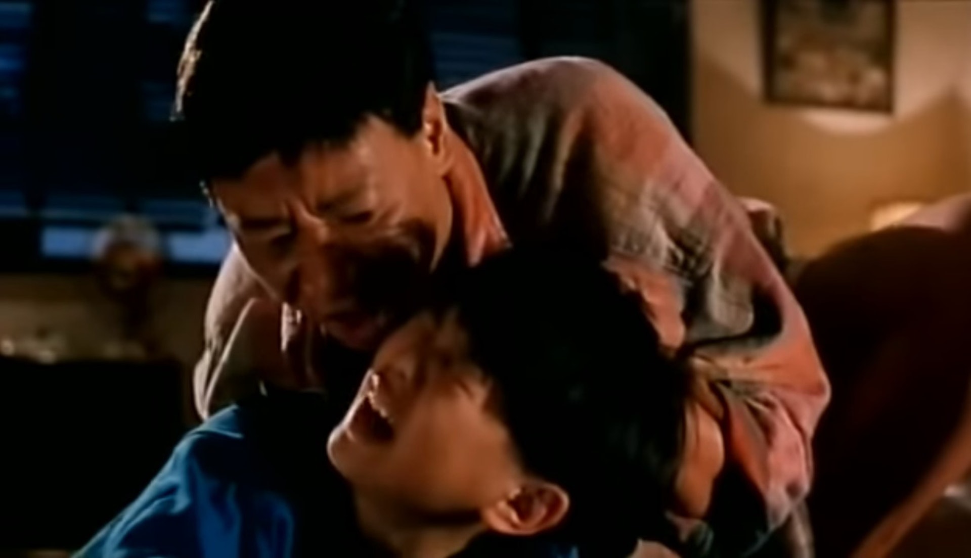 片中何家駒「姦、淫、擄、掠」做齊,連細路都唔放過。(影片截圖) 片中何家駒「姦、淫、擄、掠」做齊,連細路都唔放過。(影片截圖)