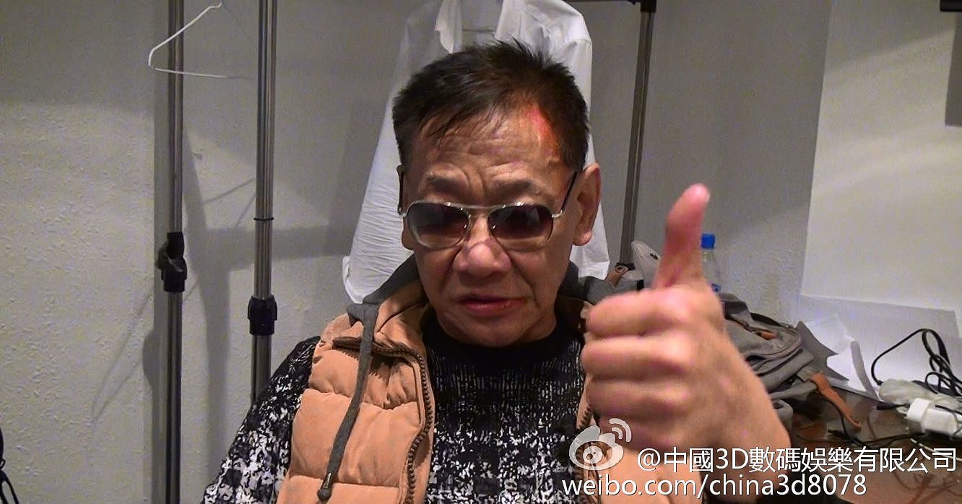 何家駒於2015年復出香港影壇,拍攝《壹獄壹世界:高登闊少踎監日記》,但亦成為他最後一部遺作。(視覺中國) 何家駒於2015年復出香港影壇,拍攝《壹獄壹世界:高登闊少踎監日記》,但亦成為他最後一部遺作。(視覺中國)