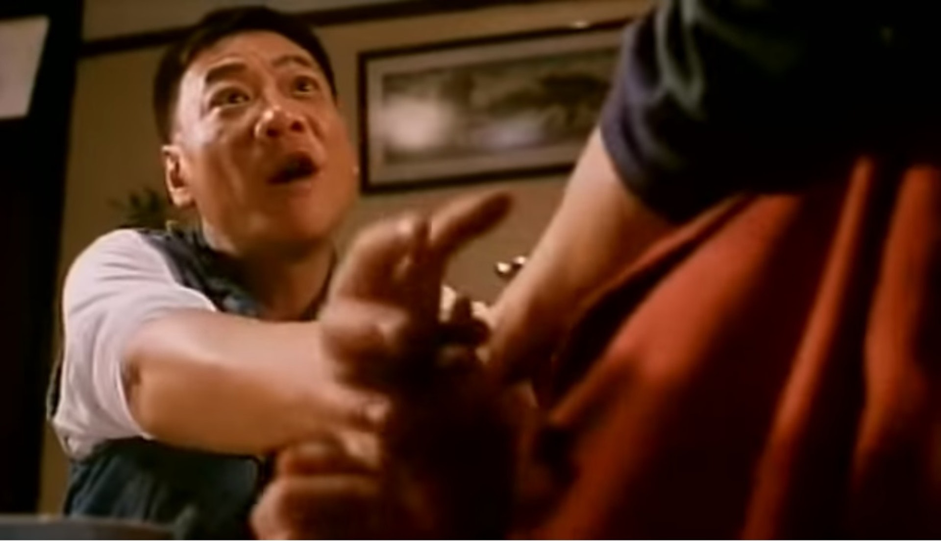 當住弟弟面前非禮弟弟的女友,難以用人去形容這個角色。(影片截圖) 當住弟弟面前非禮弟弟的女友,難以用人去形容這個角色。(影片截圖)