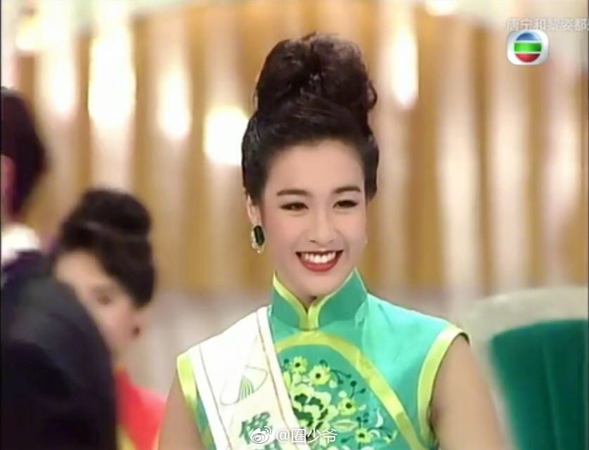 钟丽缇「1993年国际华裔小姐」。因参与而入行，入行后拍摄多套电影，如《九品芝麻官》、《破坏之王》等，后经历多段恋爱婚姻。（截图）