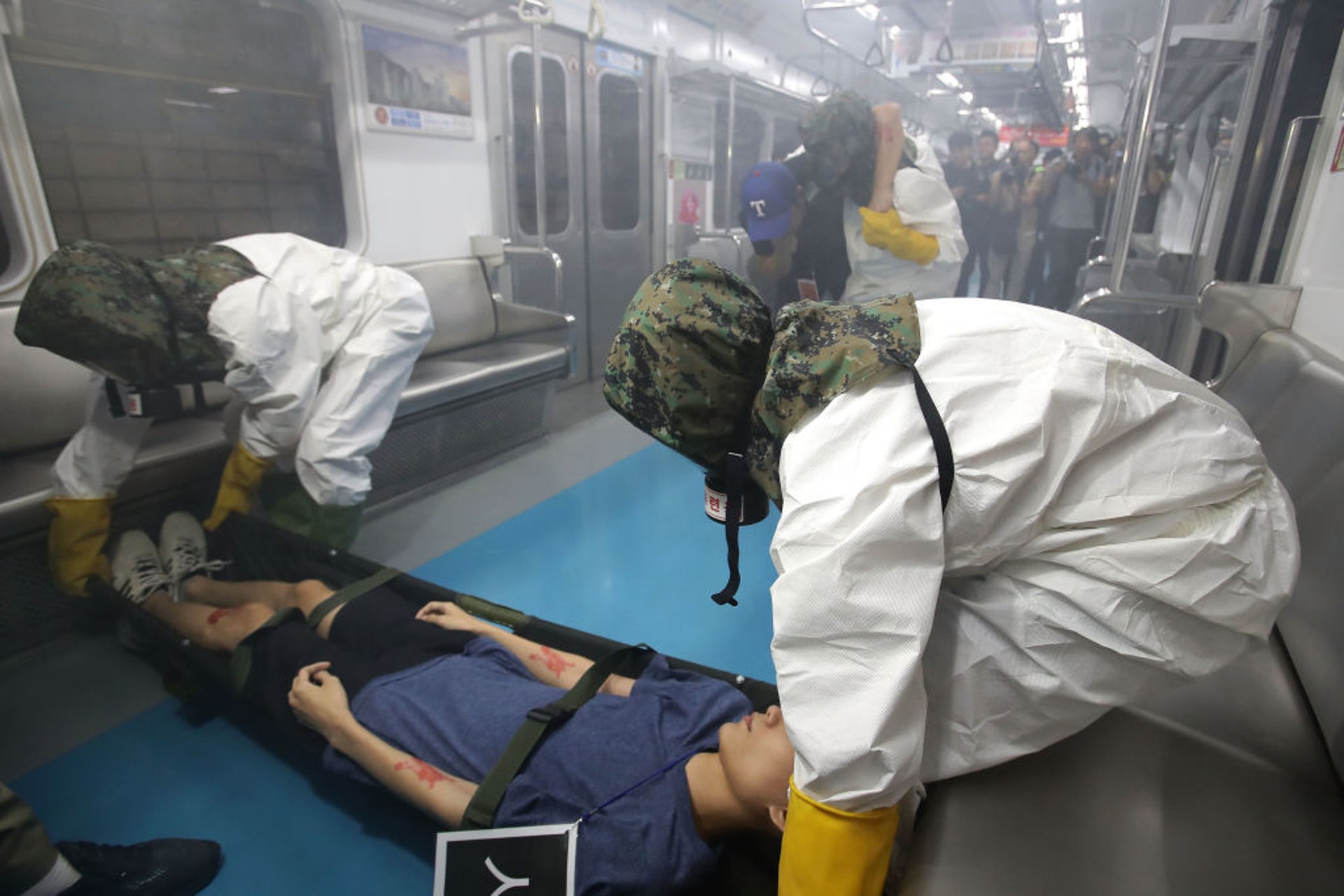 「乙支自由衛士」(Ulchi Freedom Guardian)演習是以電腦模疑方式進行,也有實際操作,圖為韓國首爾的救援服務人員穿上保護衣物,在2017年8月22日進行反恐及反化武恐襲的演習,這是「乙支自由衛士」演習的一部分。(Getty Images)