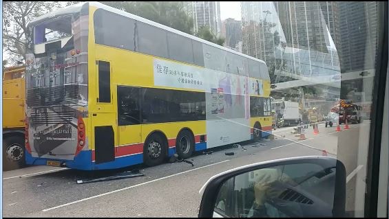城巴車長當場死亡。（Tim Wan上載至《香港交通突發報料區》）