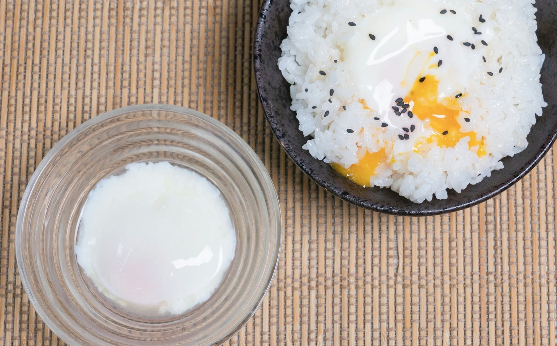 溫泉蛋丼是「窮人恩物」，基層打工仔勞動後吃一餐美味、可口、省錢的便飯，慰藉下班後的辛勞。