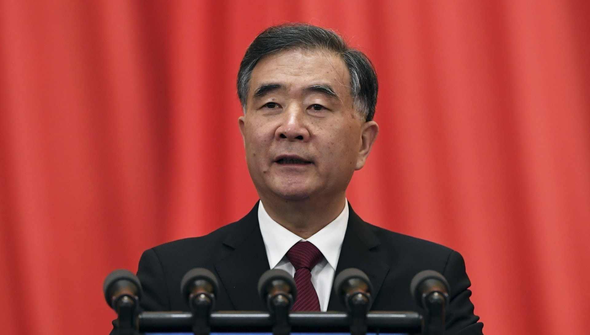 3月3日,全國政協主席汪洋作工作報告,其中提到脫貧等內容。汪洋表示,去年全國政協圍繞精準扶貧,6位副主席帶隊赴「三區三州」等深度貧困地區深入調研等,對推動脫貧攻堅發揮了積極作用。(新華社)