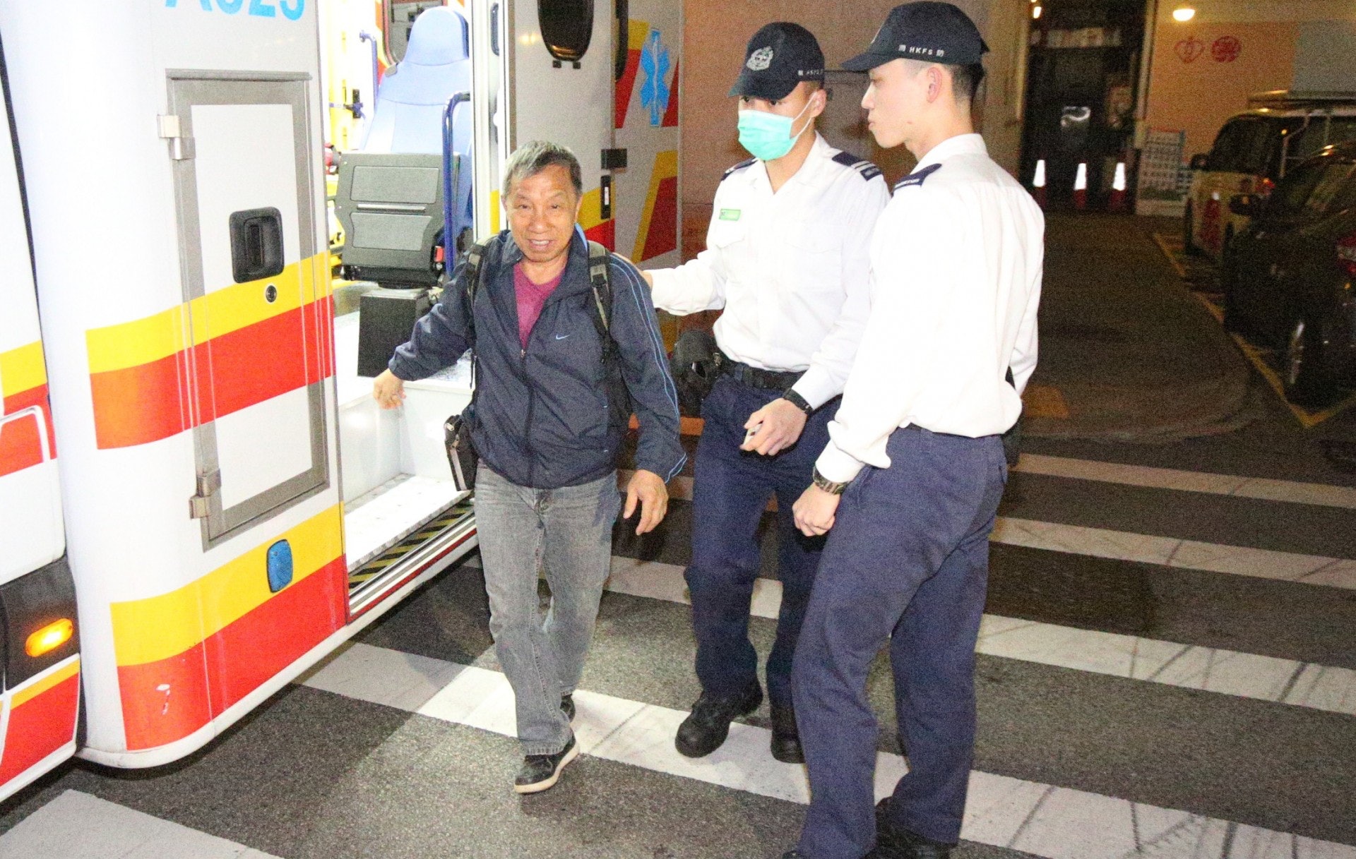 老伯自行步下救護車入院冶理。 老伯自行步下救護車入院冶理。