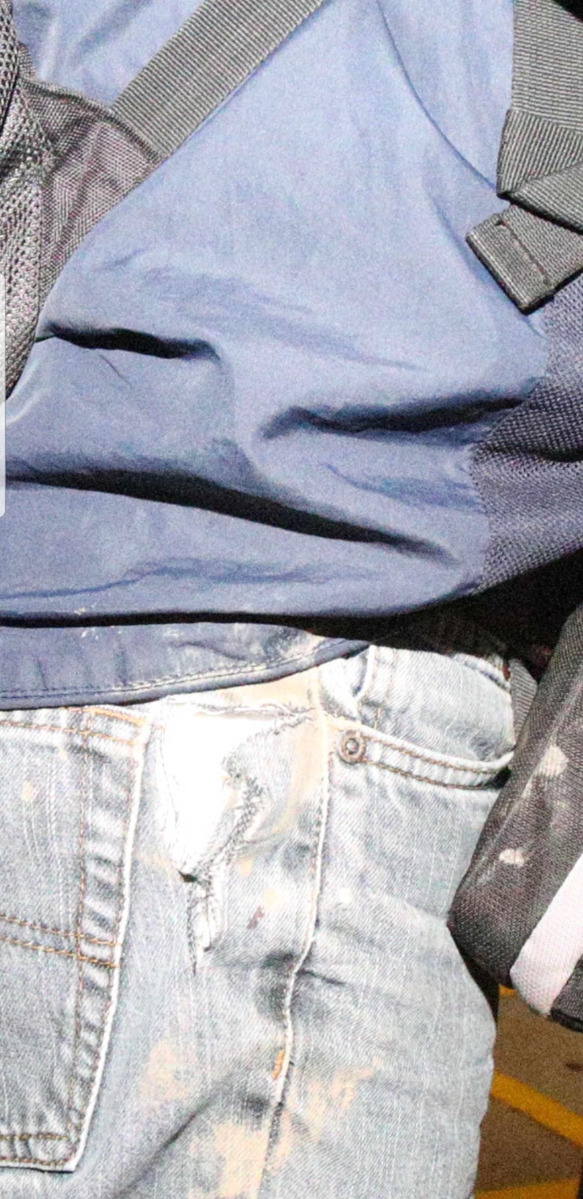 牛仔褲上留下撕裂痕跡。 牛仔褲上留下撕裂痕跡。