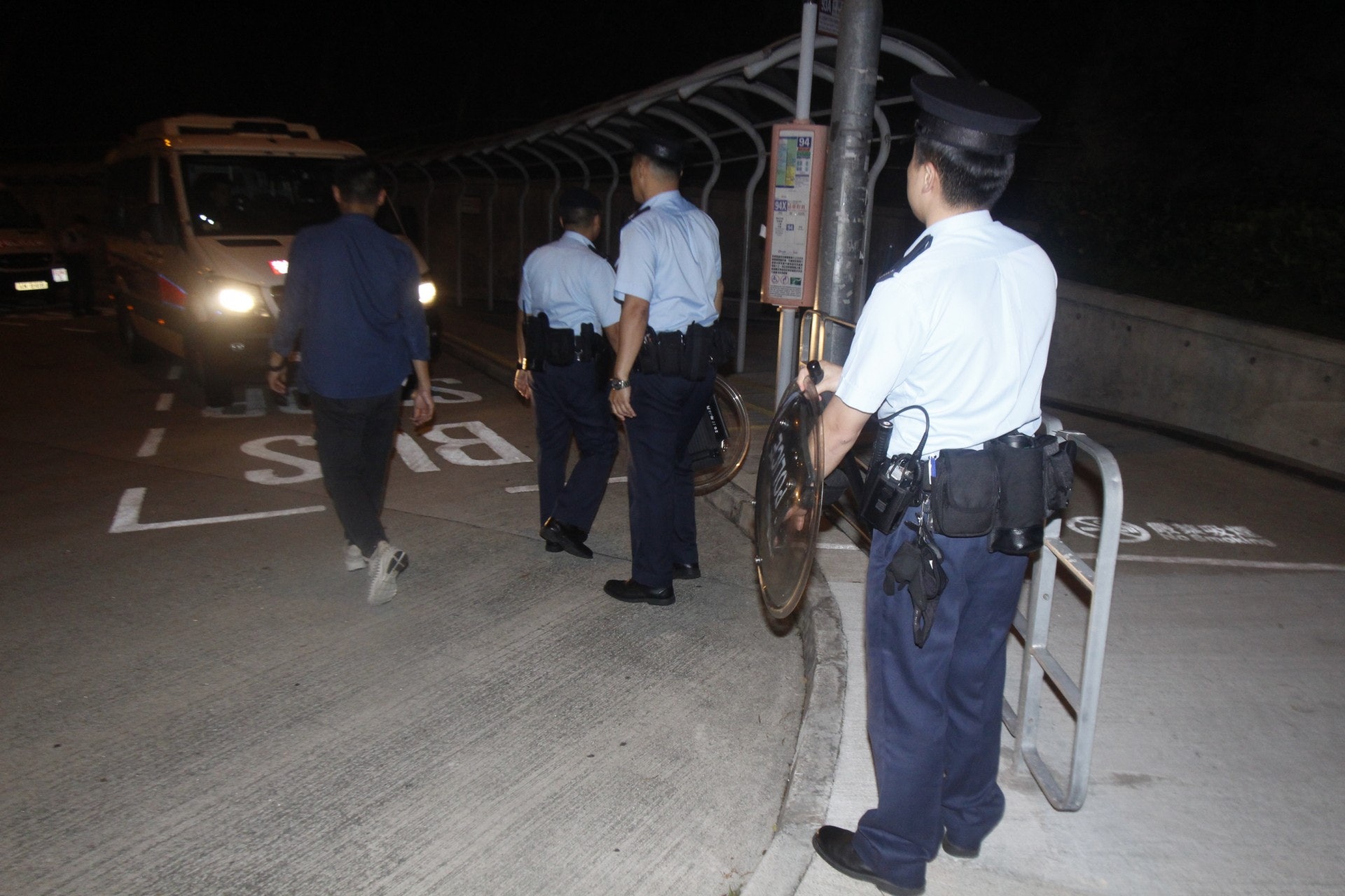 警方在野豬傷人現場持盾戒備。 警方在野豬傷人現場持盾戒備。