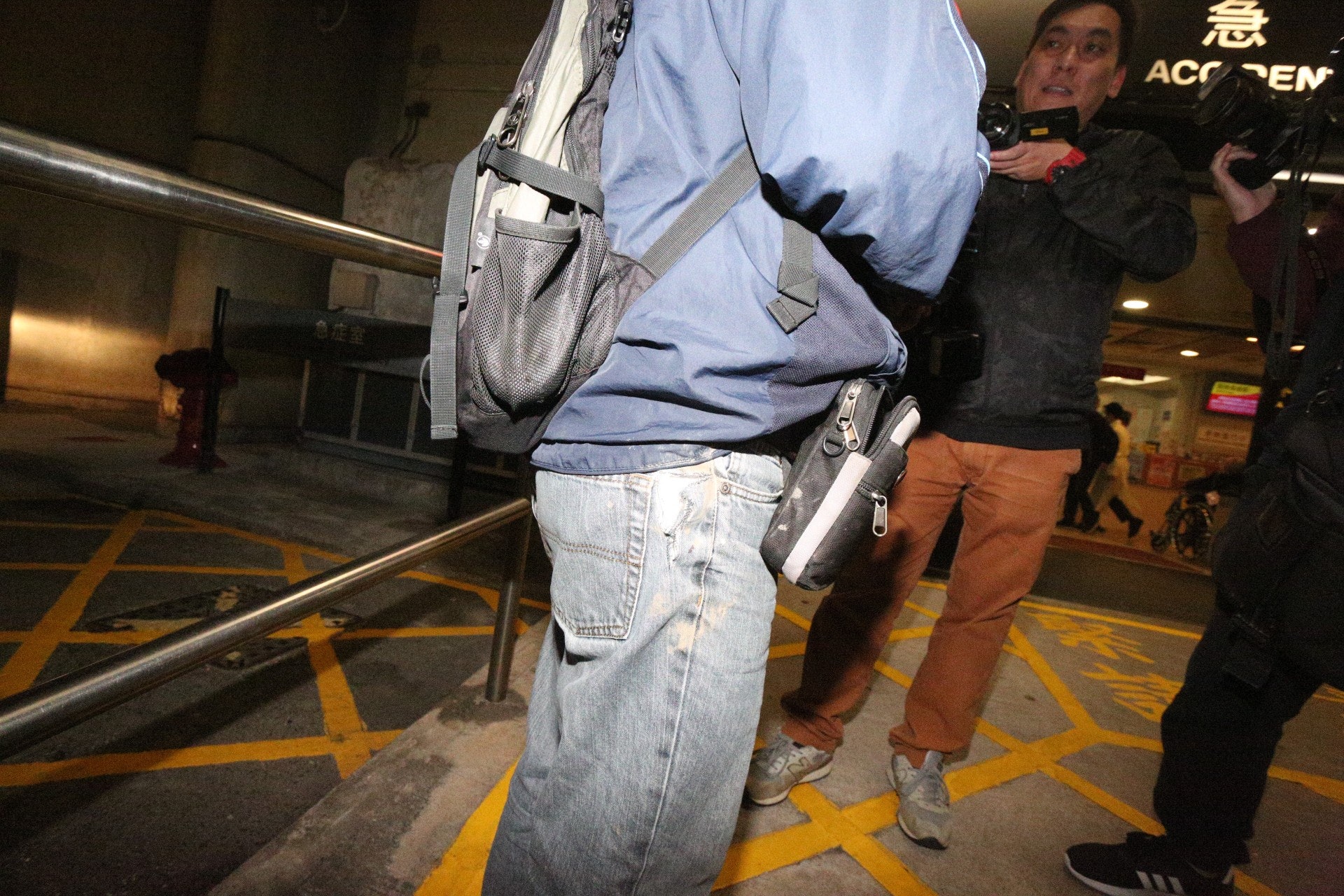 傷者褲上留下咬痕。 傷者褲上留下咬痕。