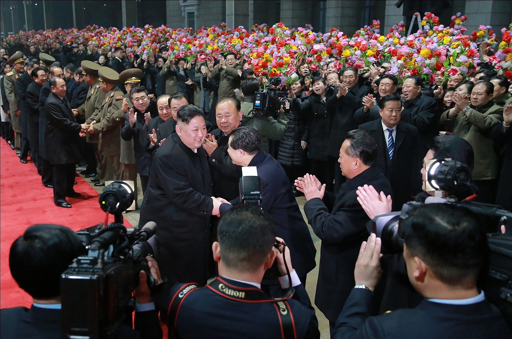 當地時間3月5日凌晨3時，大批朝鮮民眾和官員在平壤車站迎接訪越歸來的金正恩（視覺中國）