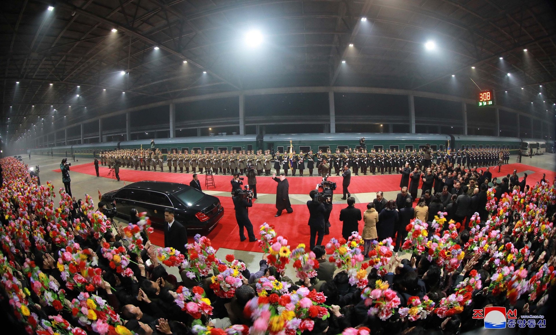 3月5日凌晨，準備離開平壤車站的金正恩車隊（視覺中國）