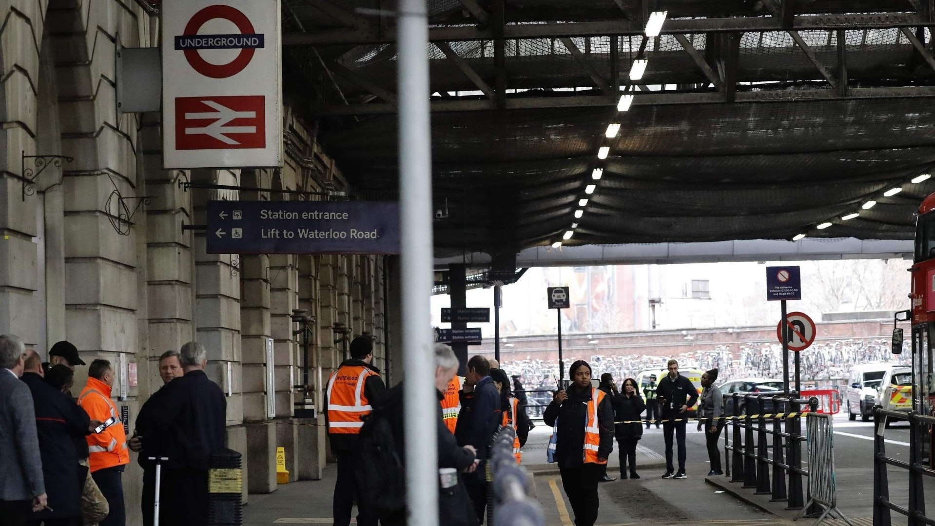 英國倫敦主要機場火車站接連收到小型炸彈 拆開爆炸起火 英國倫敦主要機場火車站接連收到小型炸彈 拆開爆炸起火