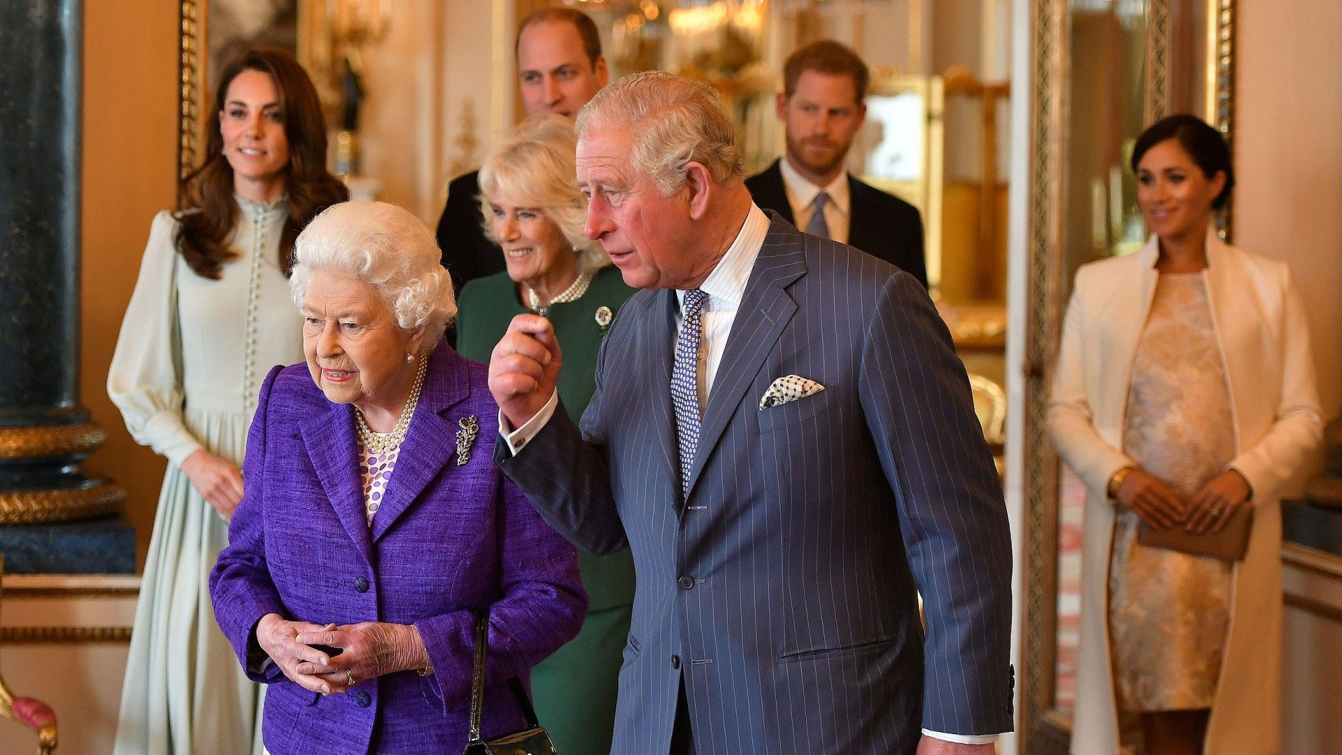 英女王主持威爾斯親王冊封50周年宴會威廉哈里夫婦聚首一堂 香港01 環球趣聞