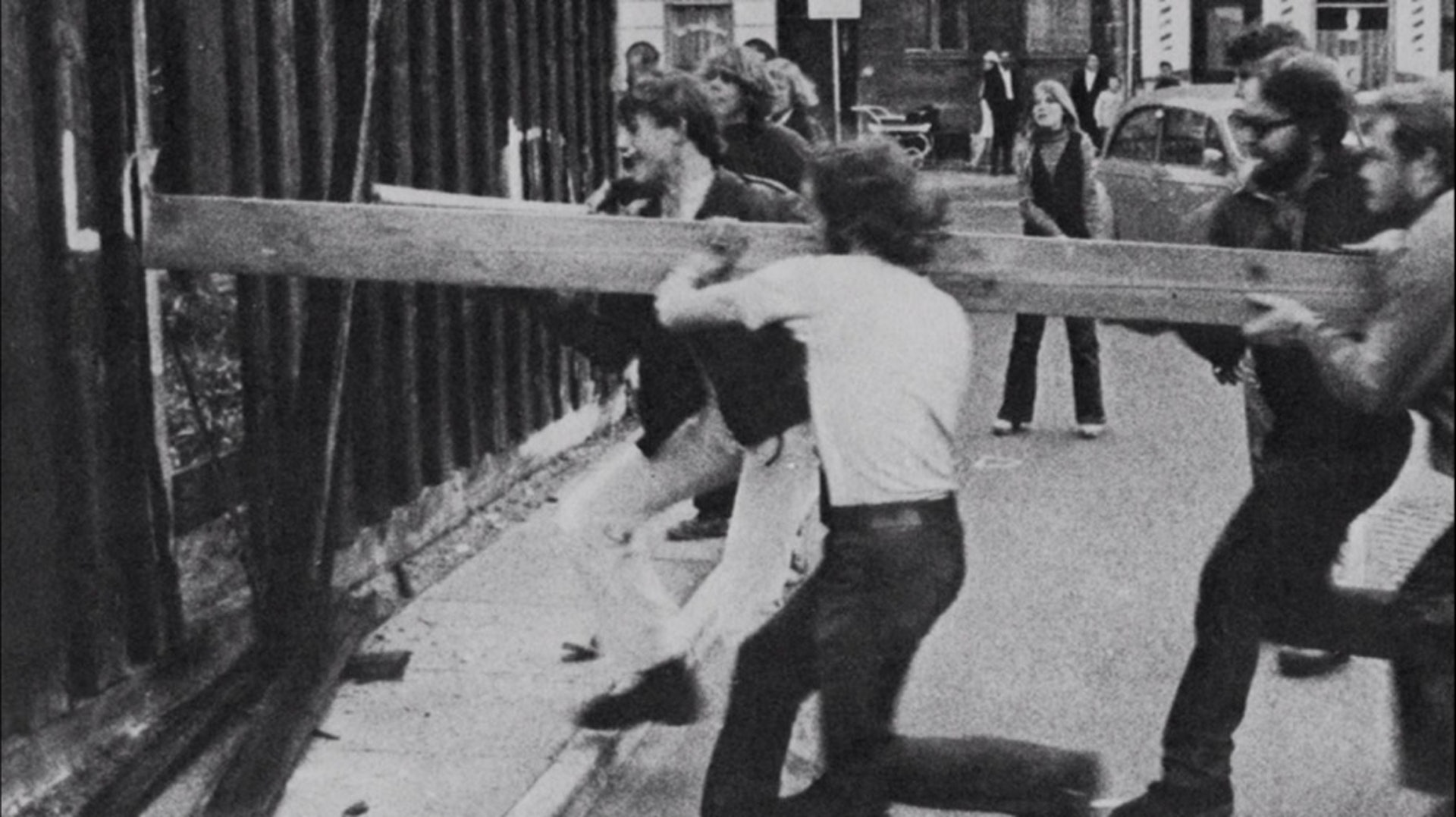 1960年代尾至1970年代,全球陷入革命狂熱,催生出反抗建制,崇尚無政府主義、推動公社、藥物自由的嬉皮士(hippie)青年。受房屋問題影響,丹麥哥本哈根的青年選擇佔領廢棄軍事用地,實行公社生活,居民自決的社區。(香港社會運動電影節提供) 1960年代尾至1970年代,全球陷入革命狂熱,催生出反抗建制,崇尚無政府主義、推動公社、藥物自由的嬉皮士(hippie)青年。受房屋問題影響,丹麥哥本哈根的青年選擇佔領廢棄軍事用地,實行公社生活,居民自決的社區。(香港社會運動電影節提供)