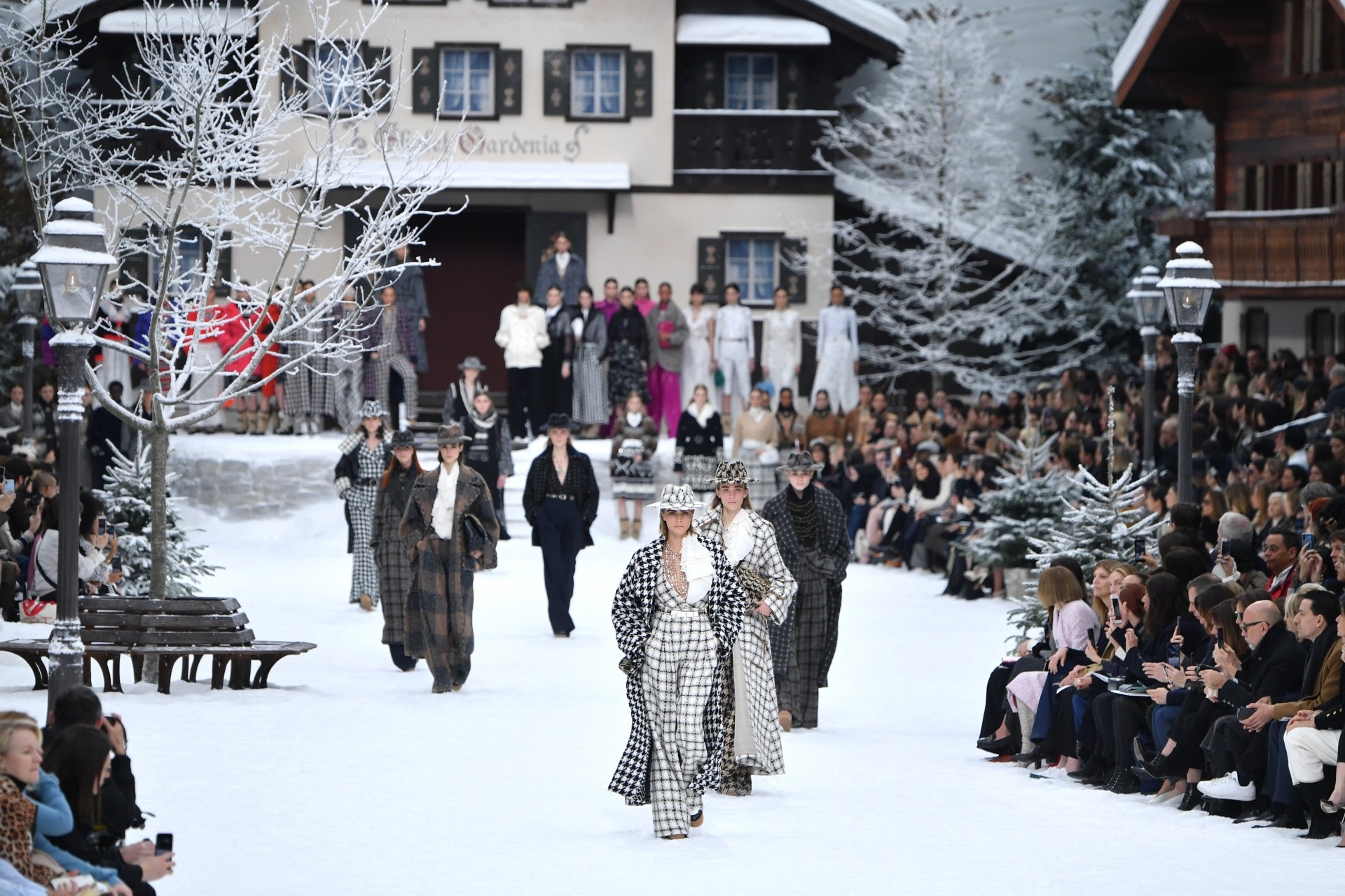 Chanel 2019秋冬系列在化身冰天雪景的巴黎大皇宮上呈獻。(GettyImages)
