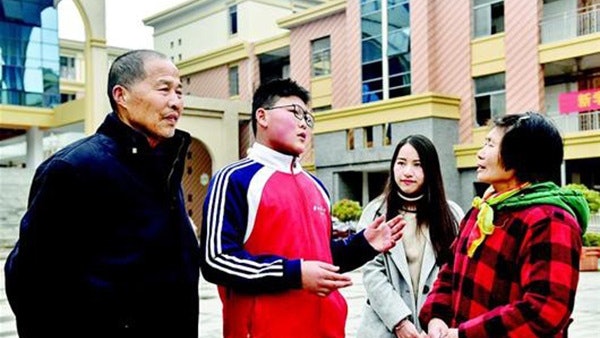 武漢七旬漢墮溝渠被14歲中學生救起 妻四處尋恩人致謝 武漢七旬漢墮溝渠被14歲中學生救起 妻四處尋恩人致謝