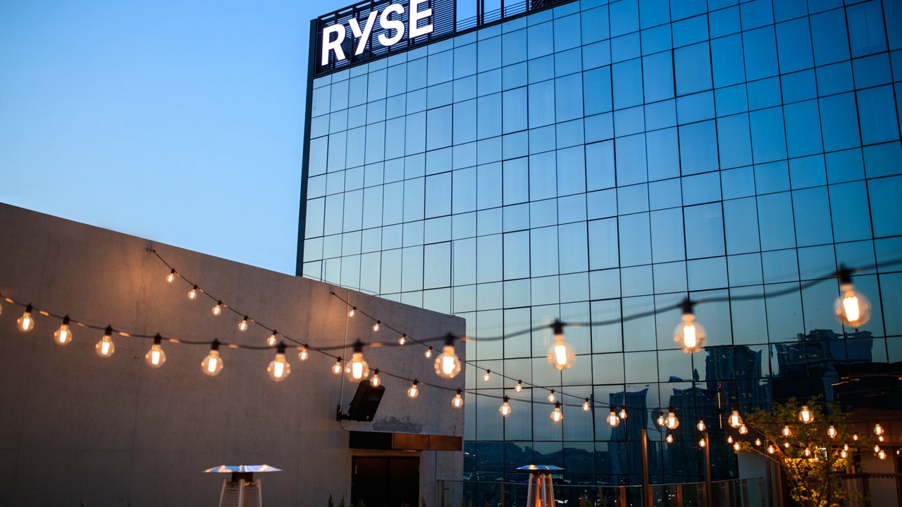 RYSE Hotel的地理位置十分方便,就位於弘大站9號出口附近,外觀時尚型格,難怪一開業便大受歡迎。(圖片來源︰RYSE Hotel) RYSE Hotel的地理位置十分方便,就位於弘大站9號出口附近,外觀時尚型格,難怪一開業便大受歡迎。(圖片來源︰RYSE Hotel)