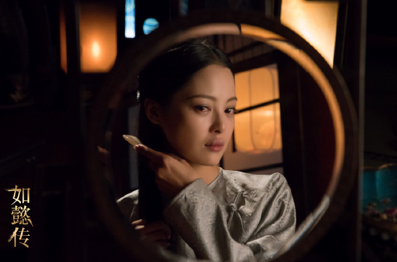 嘉貴妃同炩妃可謂有本質上的分別,她心繫世子,一心只為母族、兒子謀劃,當她的兒子們不會再受到威脅時,便已收手。但炩妃的骨子裡就非常壞,她出身卑微,嘗盡苦楚,且貪慕虛榮,一心只想攀龍附鳳,自卑、自私、狠毒、善妒,不忠不義,不講道理,犧牲他人為自己謀利等。(微博圖片) 嘉貴妃同炩妃可謂有本質上的分別,她心繫世子,一心只為母族、兒子謀劃,當她的兒子們不會再受到威脅時,便已收手。但炩妃的骨子裡就非常壞,她出身卑微,嘗盡苦楚,且貪慕虛榮,一心只想攀龍附鳳,自卑、自私、狠毒、善妒,不忠不義,不講道理,犧牲他人為自己謀利等。(微博圖片)