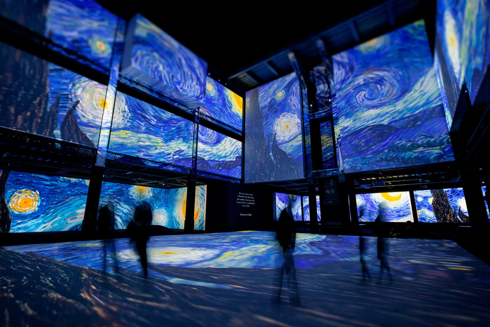 「梵高在世:多感官體驗展」將結合3000張畫作利用空間、嗅覺、觸角、味覺來展現梵谷的藝術真諦。(圖片來源:vangoghalive.hk) 香港景點