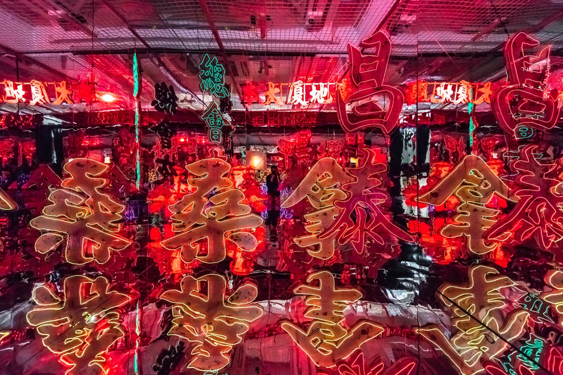 香港密集式的招牌形成獨特的繁華街道氛圍。(圖片來源:街招 streetsignhk@FB) 香港景點