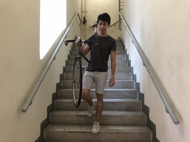 張瑋晉（Kevin）每日都會從鰂魚涌的家踩單車回灣仔工作室，有時更會帶着愛驅爬6層樓梯上落。（郭雅揚攝）