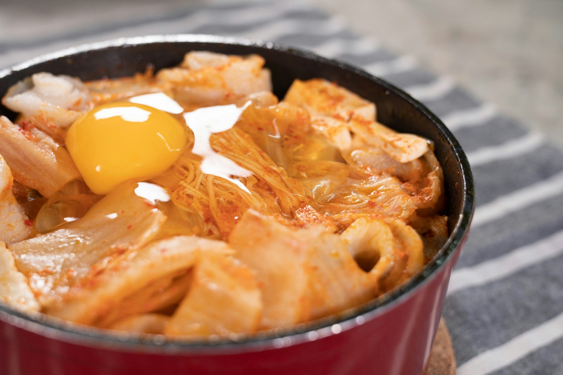 加所有食材於鍋中，煮滾即成超方便。