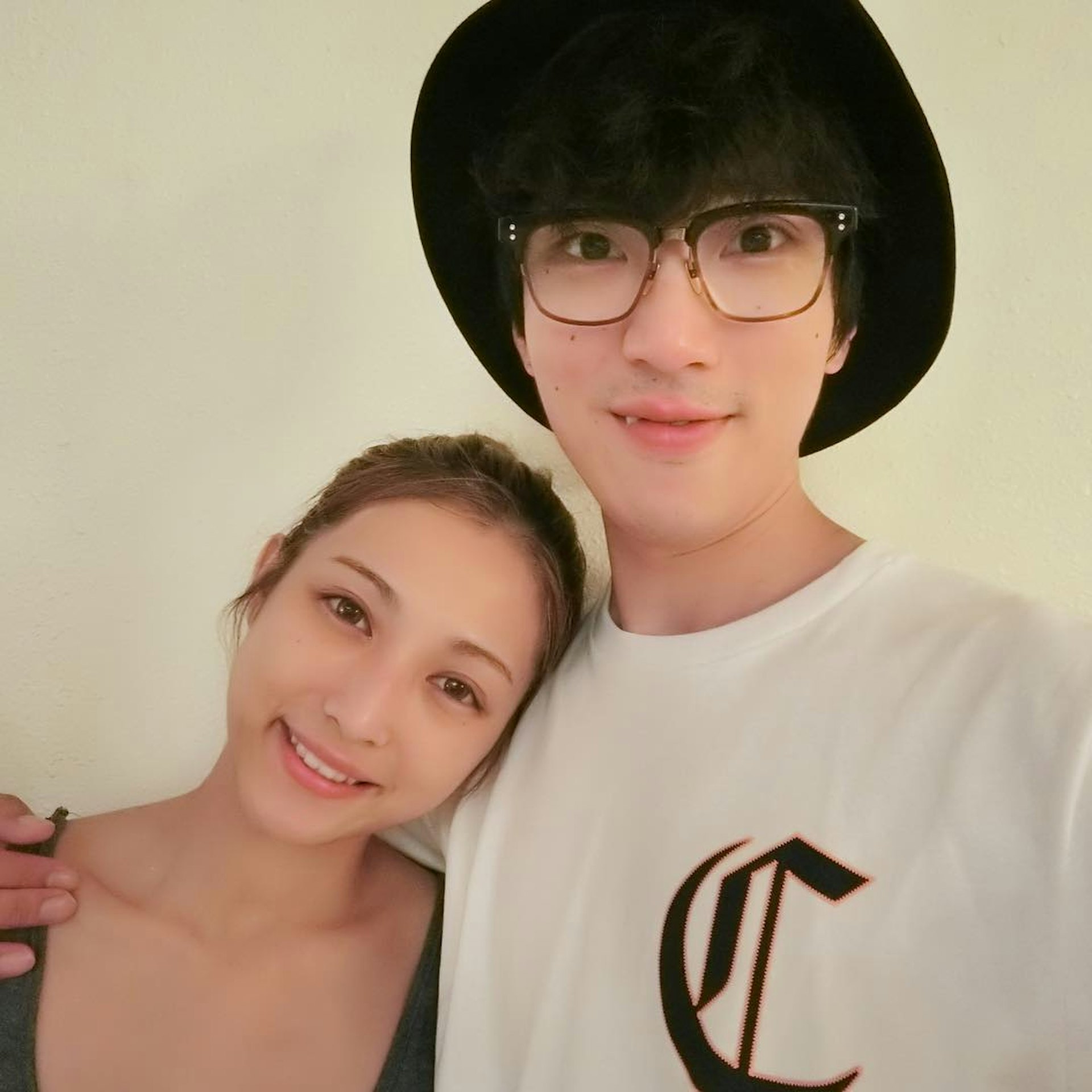 成員陸永與老婆Rainah的婚姻,踏過七年之癢,依舊恩愛如初。(@missussix & @6wing_fama) 成員陸永與老婆Rainah的婚姻,踏過七年之癢,依舊恩愛如初。(@missussix & @6wing_fama)