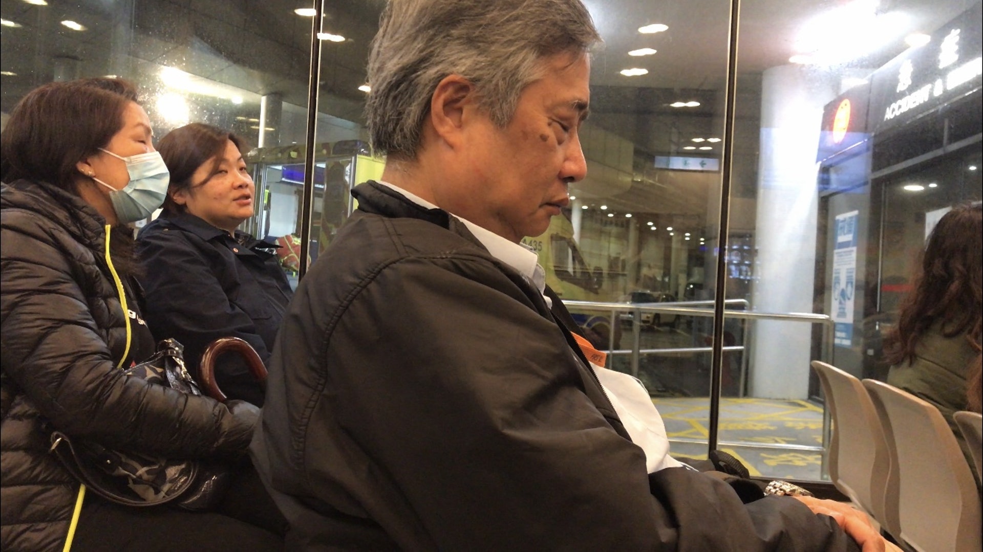 姓金新巴車長眼下及面部有抓痕。(黃廸雯攝) 姓金新巴車長眼下及面部有抓痕。(黃廸雯攝)