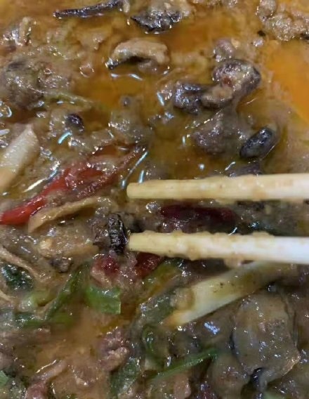 當日外賣送到後，女子和朋友就開始用餐，吃着吃着發現了幾隻曱甴。（微博圖片）