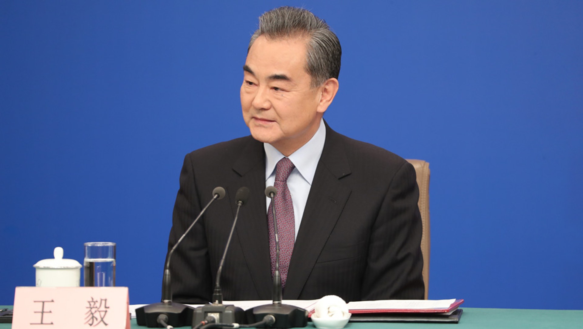 王毅回答中外記者提問。(新華社)