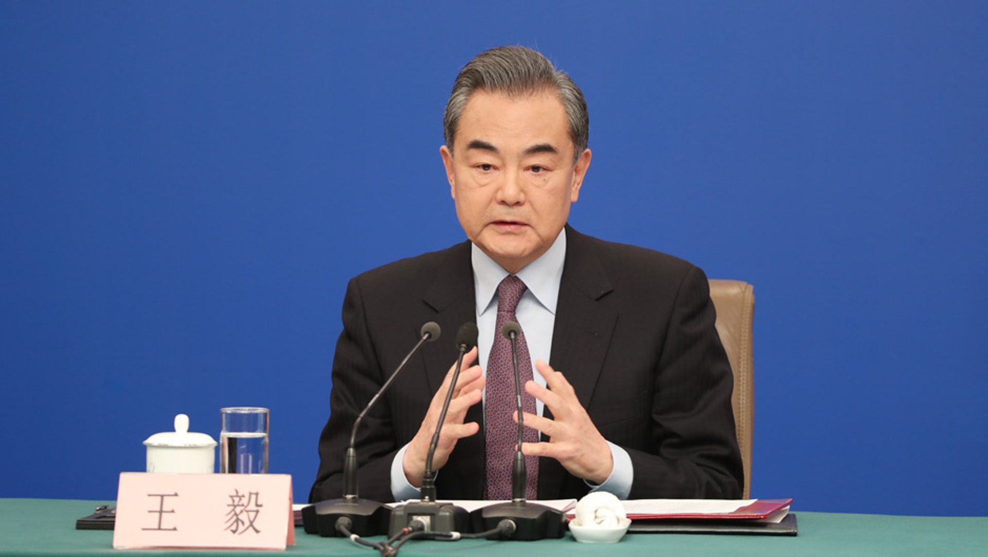 王毅首次以國務委員身份在兩會面對中外媒體。（新華社）