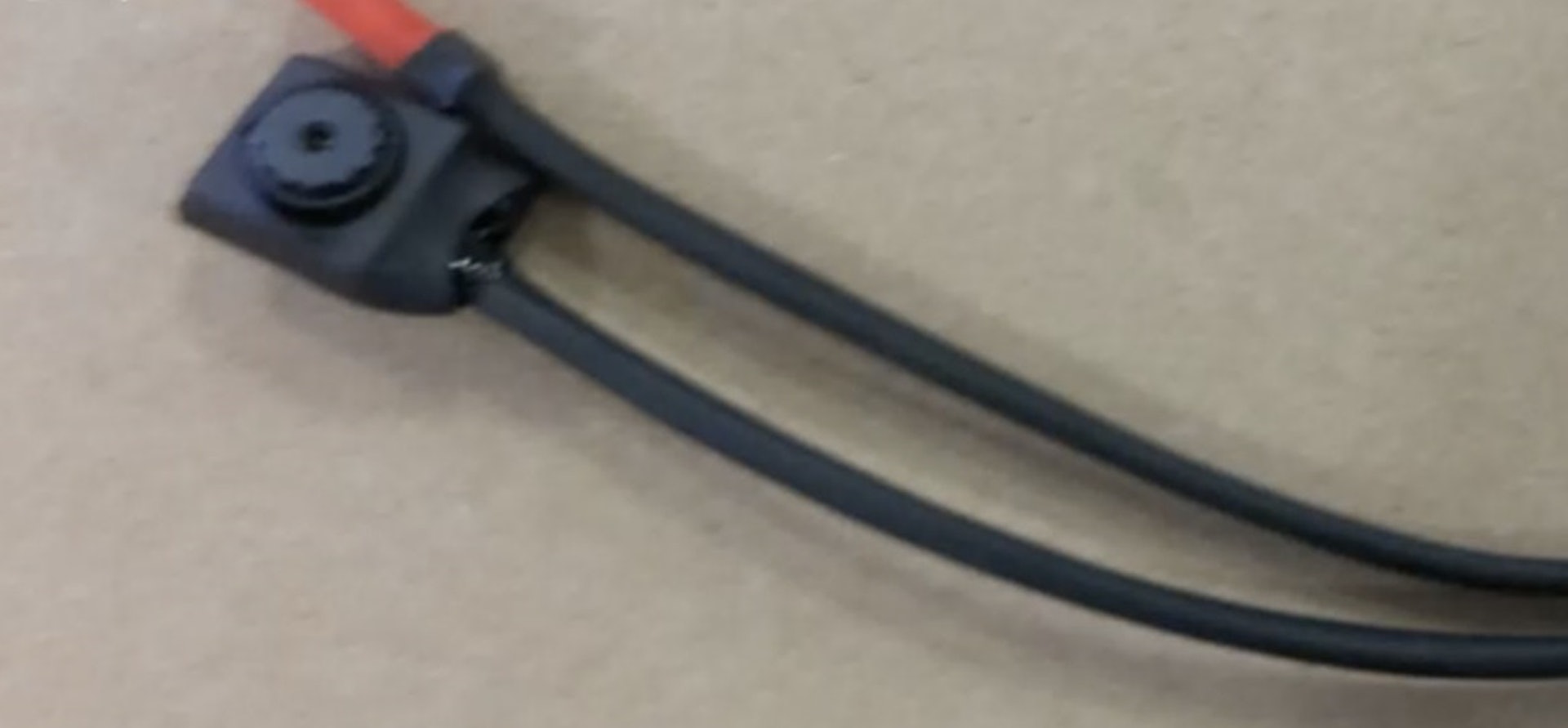 在房間燈具上發現的攝錄鏡頭裝置。 在房間燈具上發現的攝錄鏡頭裝置。