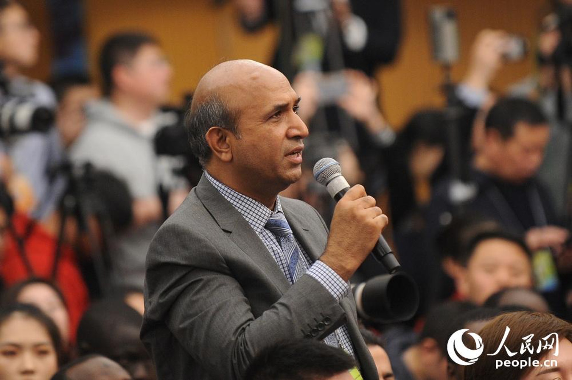 巴通社記者提問。(人民網)