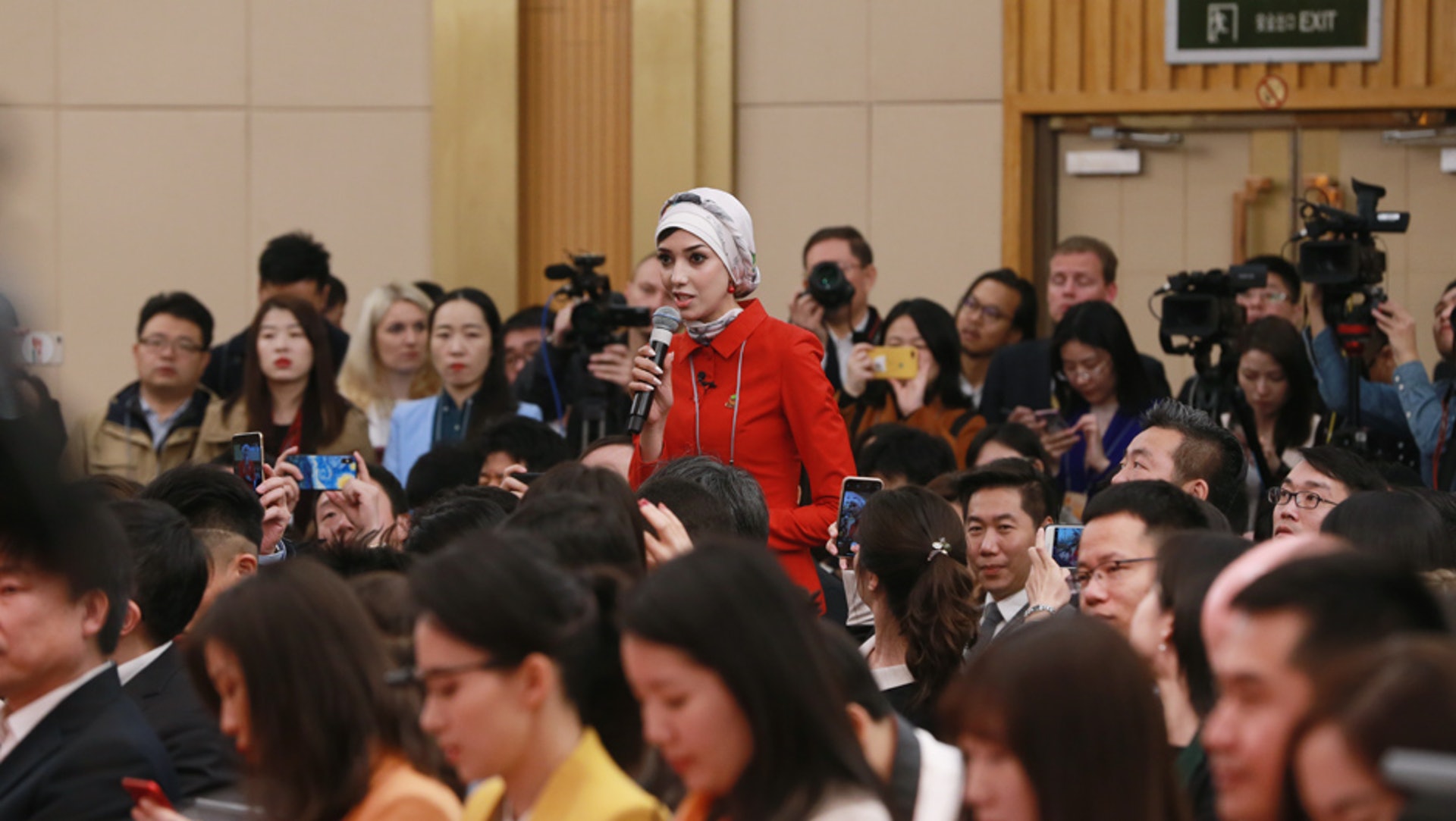 中阿衞視記者提問。(新華社)