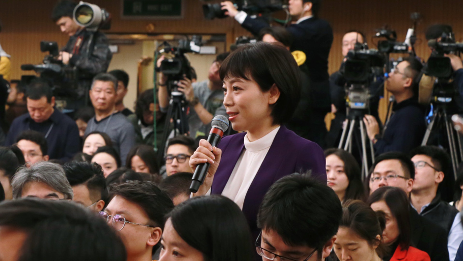 中央廣播電視總台央視記者提問。(新華社)