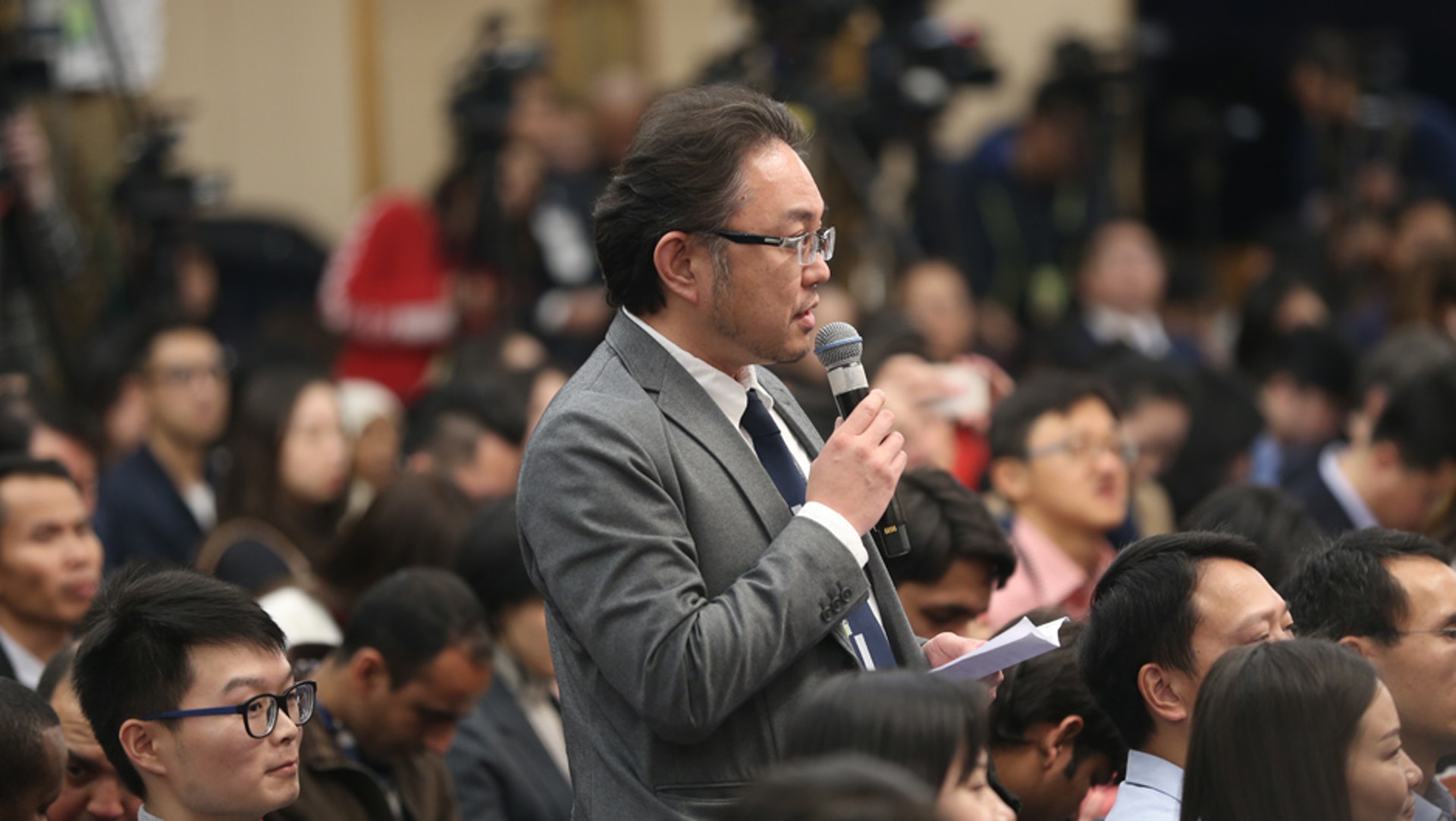 日本朝日新聞記者提問。(新華社)