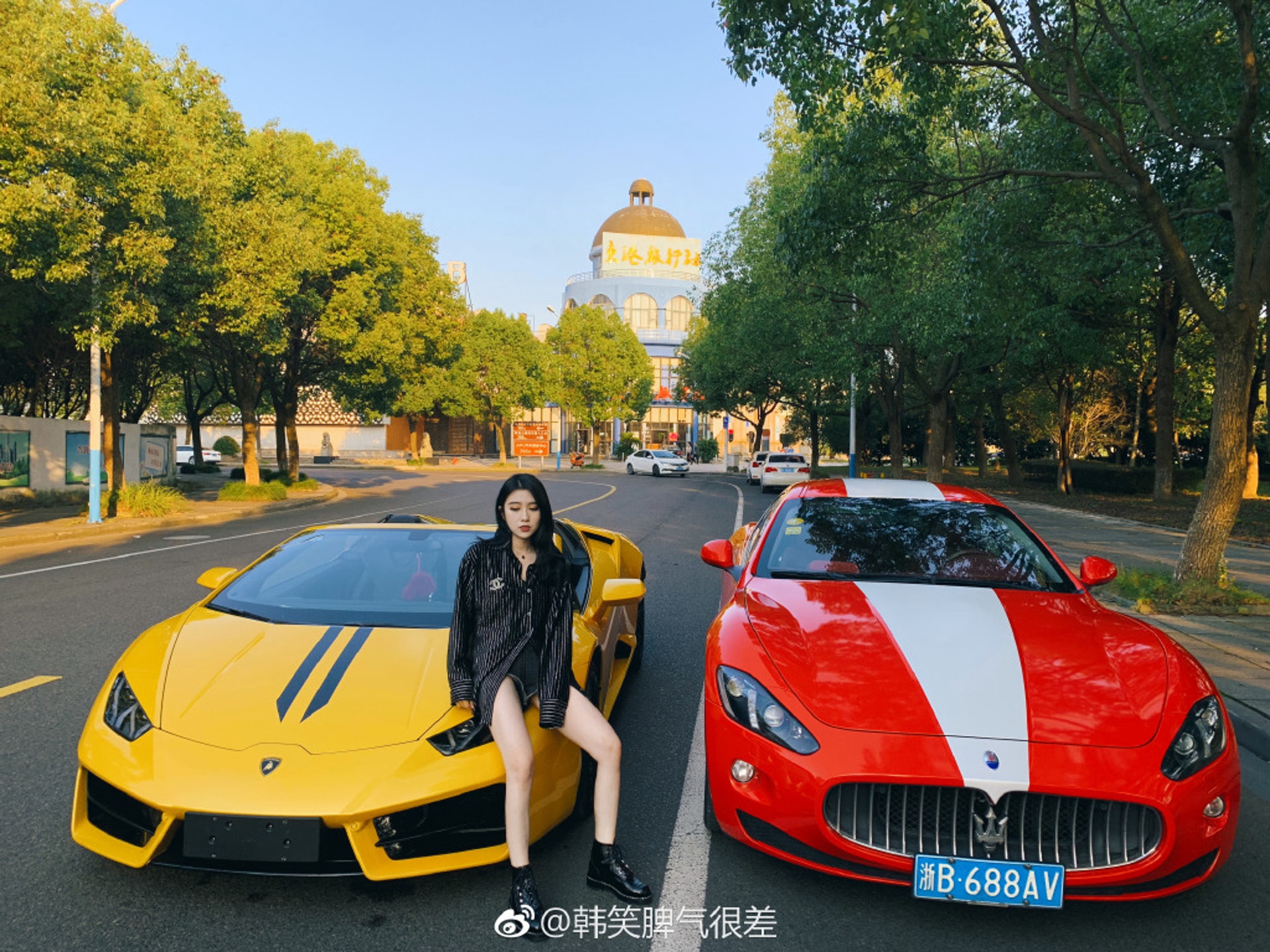 韓笑常在微博分享日常生活,包括和名車合影。(「韓笑脾氣很差」微博圖片) 韓笑常在微博分享日常生活,包括和名車合影。(「韓笑脾氣很差」微博圖片)