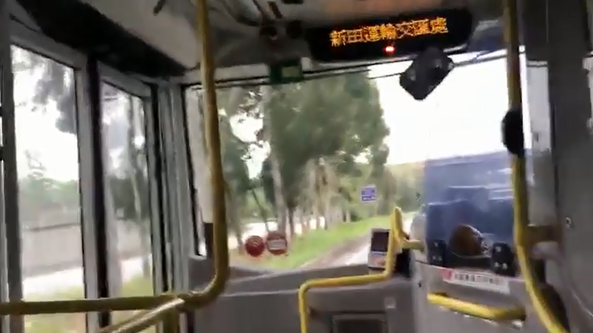 【亡命褪車】交通部調查九巴公路倒車 女車長涉危駕被捕 【亡命褪車】交通部調查九巴公路倒車 女車長涉危駕被捕