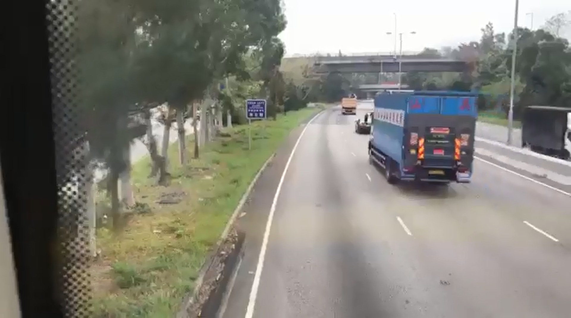 姓朱女車長在新田公路倒車。(資料圖片) 姓朱女車長在新田公路倒車。(資料圖片)