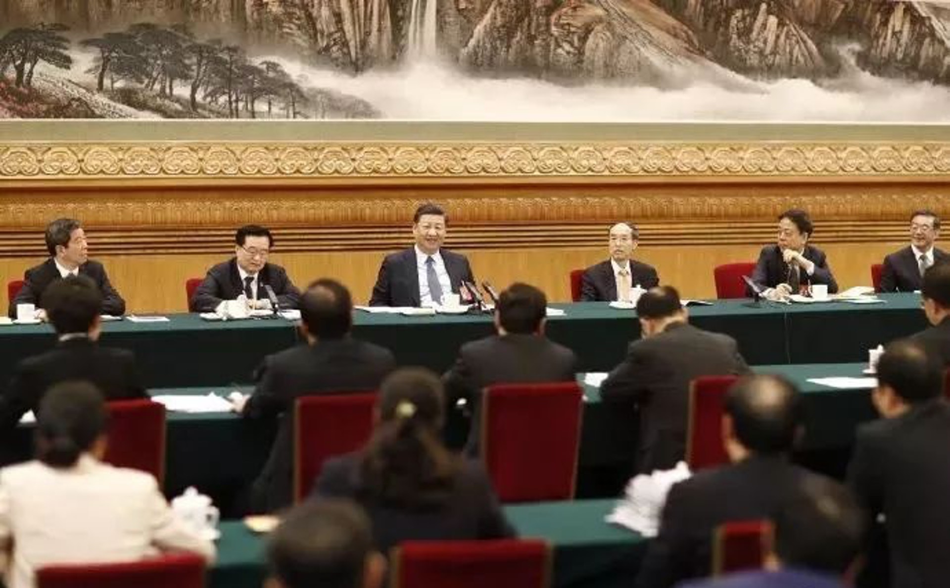 習近平強調,要把實施鄉村振興戰略、做好「三農」工作放在經濟社會發展全局中統籌謀劃和推進。(新華社)