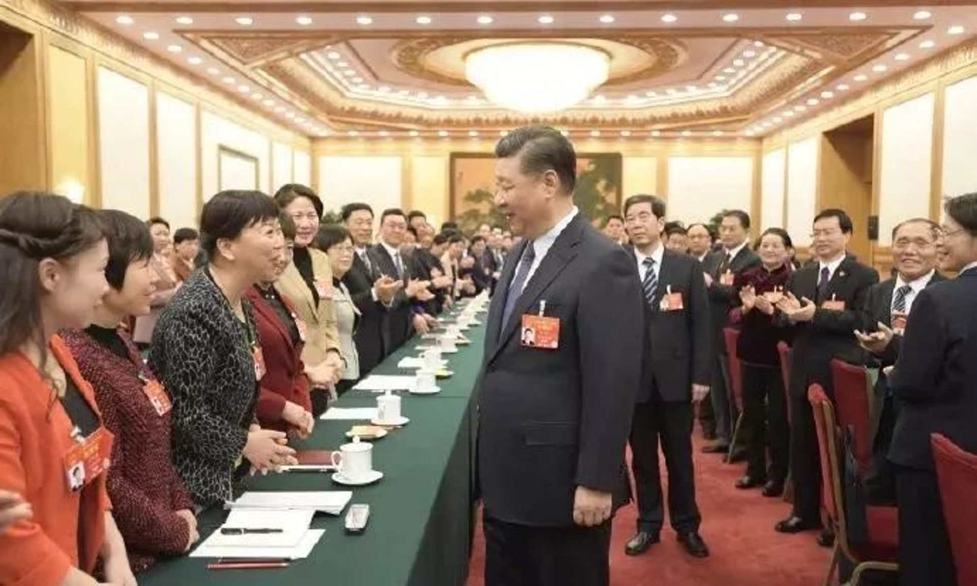 適逢「三八」國際勞動婦女節,習近平向與會女代表致以節日祝福。(新華社)