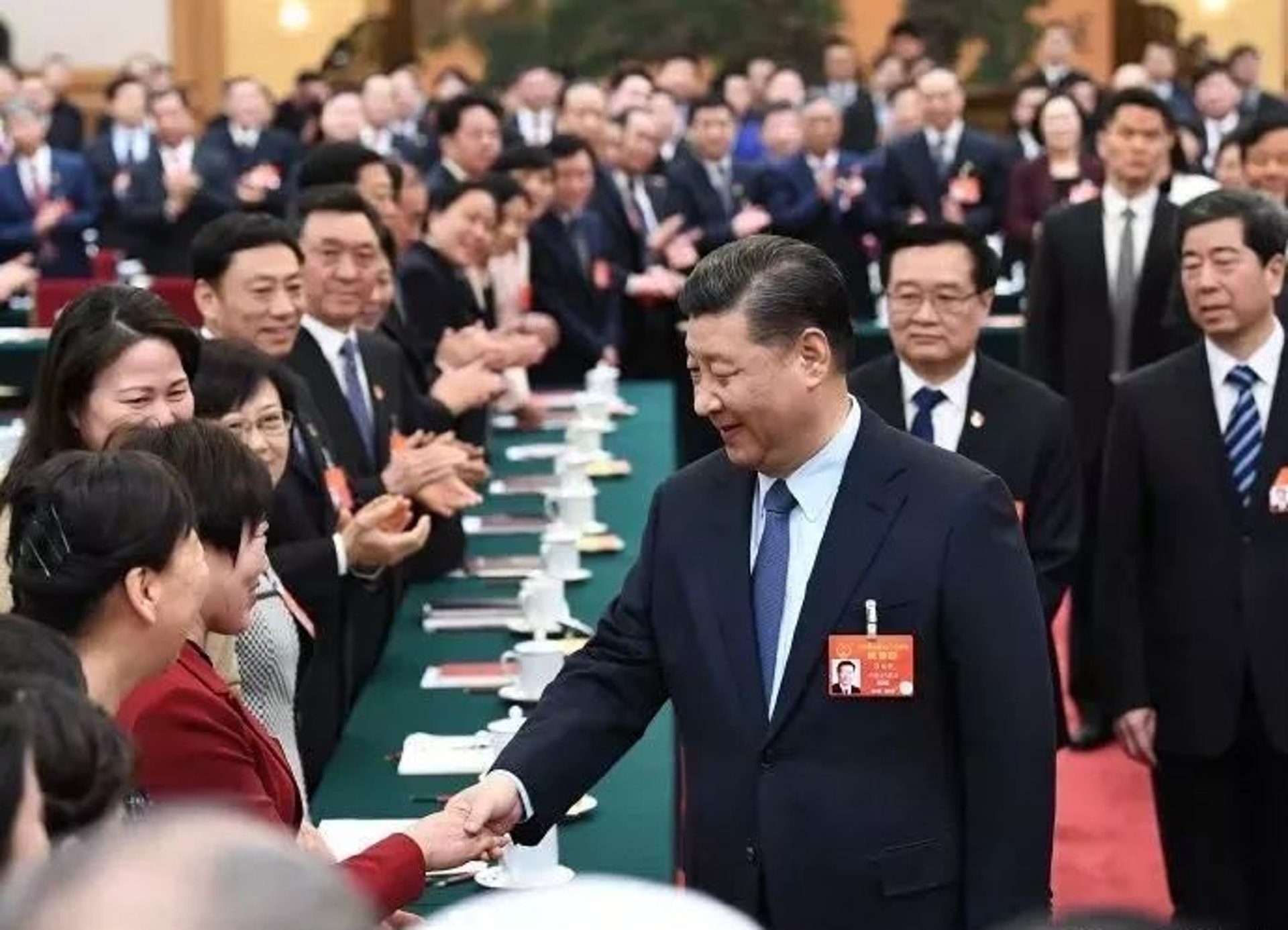 適逢「三八」國際勞動婦女節,習近平向與會女代表致以節日祝福。(新華社)