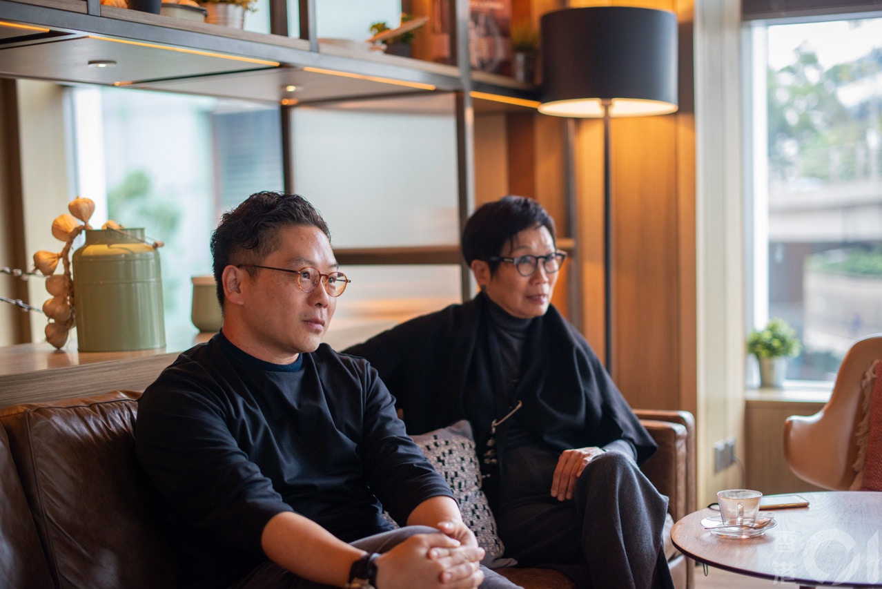 《電影人》相片通過「盧玉瑩映像」Facebook 專頁發布網上，現時專頁由她與她的「學生契仔」Alex（左）一同打理。（徐尉晉攝）