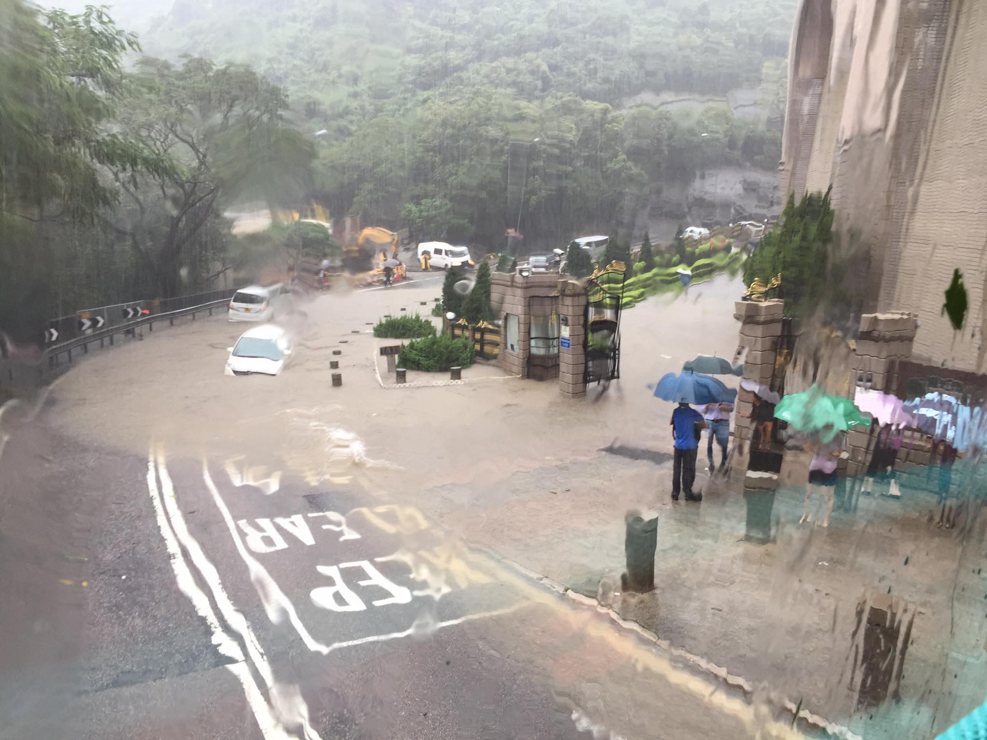 大潭道水浸情況嚴重,車輛險被浸沒,無法前行。(網上圖片) 大潭道水浸情況嚴重,車輛險被浸沒,無法前行。(網上圖片)