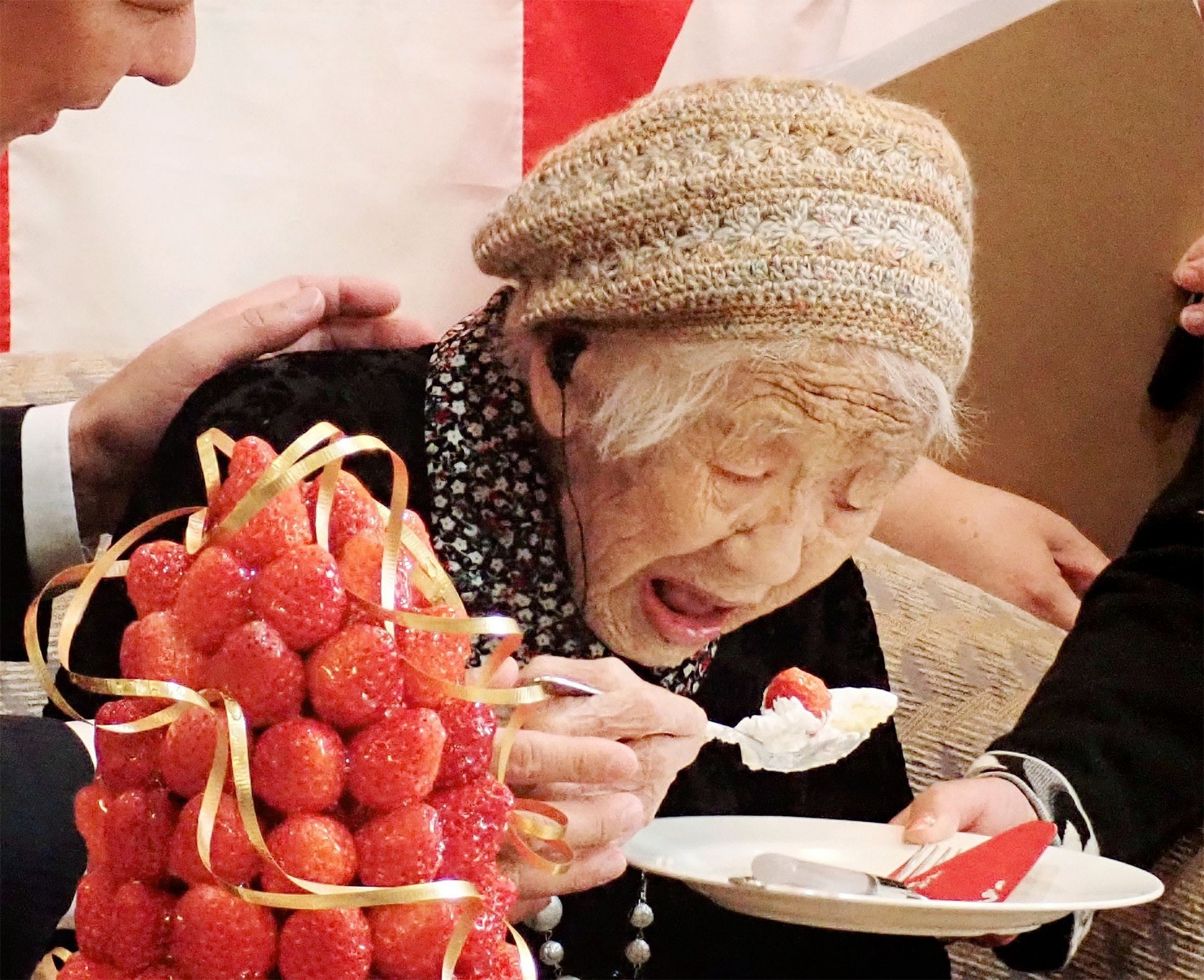 日本116歲超級人瑞：田中加子即席吃職員為她安排的蛋糕。（視覺中國）