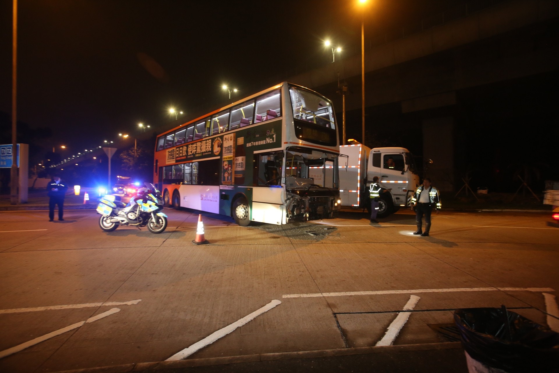 機場巴士與貨車相撞11人受傷送院