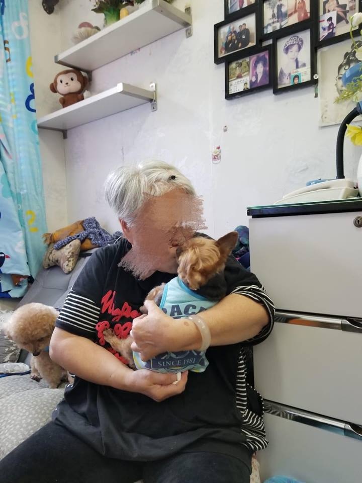 郭婆婆曾言:「屋企有兩隻狗要我照顧,我留醫咁佢哋點算?」(Facebook@阿棍屋) 郭婆婆曾言:「屋企有兩隻狗要我照顧,我留醫咁佢哋點算?」(Facebook@阿棍屋)