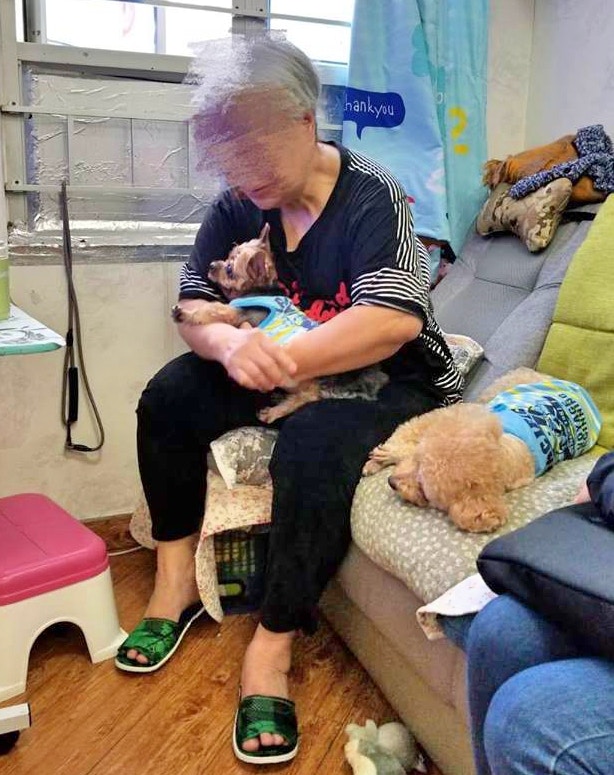 郭婆婆曾言:「屋企有兩隻狗要我照顧,我留醫咁佢哋點算?」(Facebook@阿棍屋) 郭婆婆曾言:「屋企有兩隻狗要我照顧,我留醫咁佢哋點算?」(Facebook@阿棍屋)