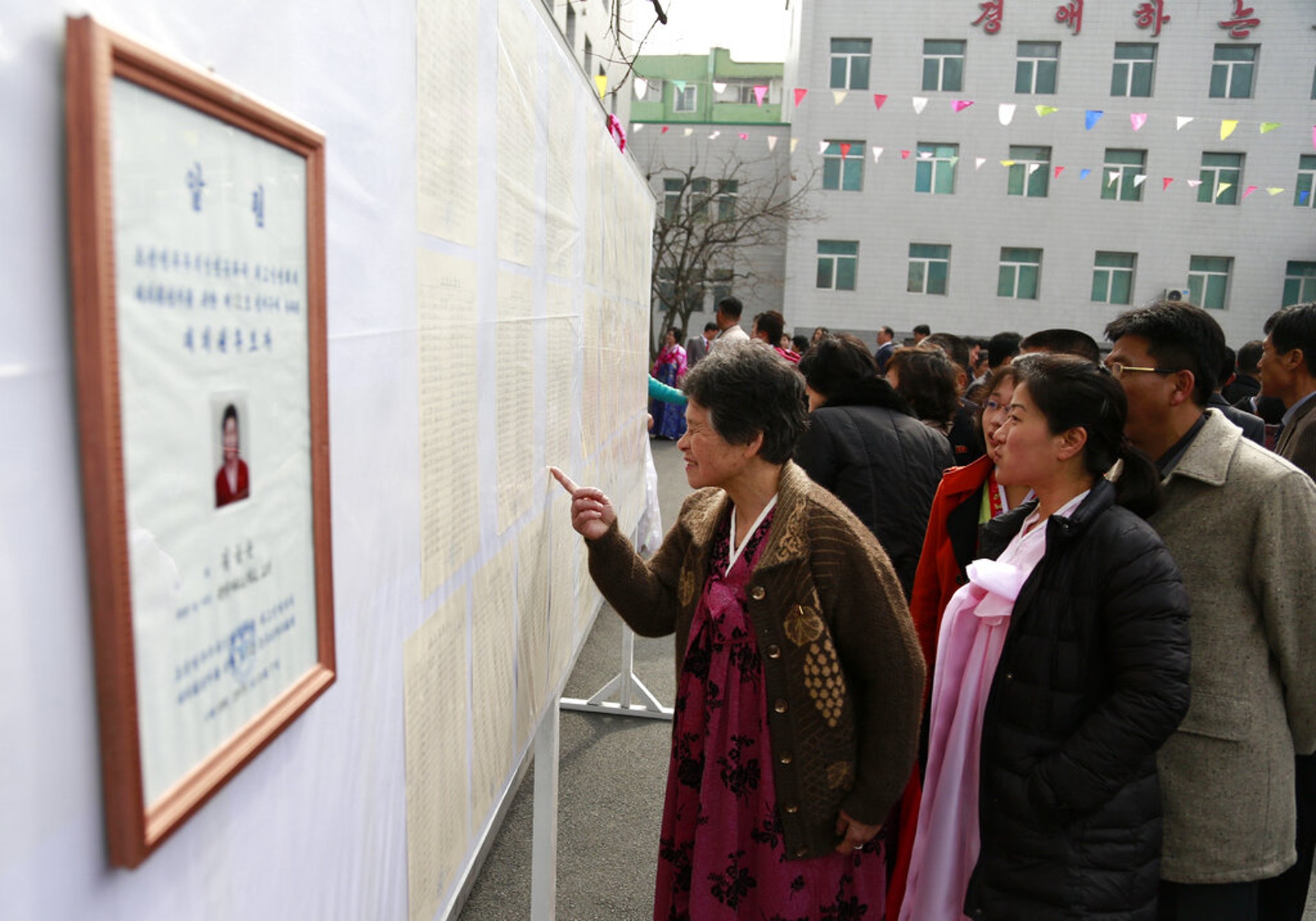 朝鮮式選舉:候選人的資料和照片都在展板上貼出,供民眾參考。(美聯社)